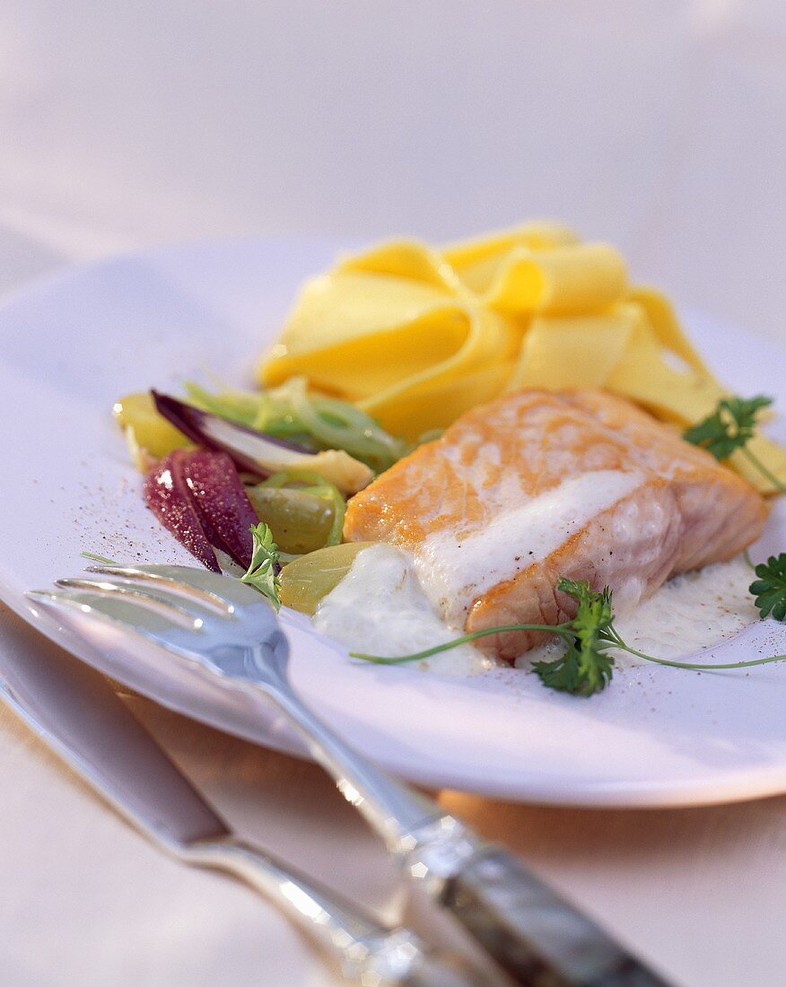 Lachs mit Trauben-Riesling-Sauce & breiten Bandnudeln