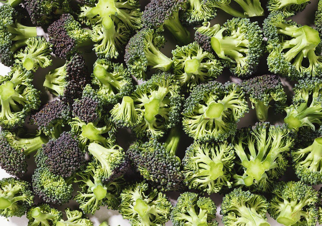 Lots of broccoli florets (close-up)