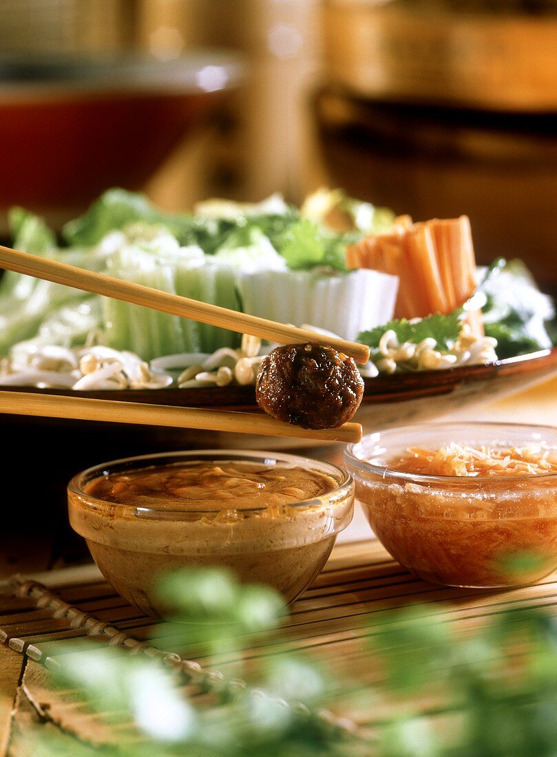 Vietnamesisches Hackbällchen-Fondue mit Rohkostteller & Dips