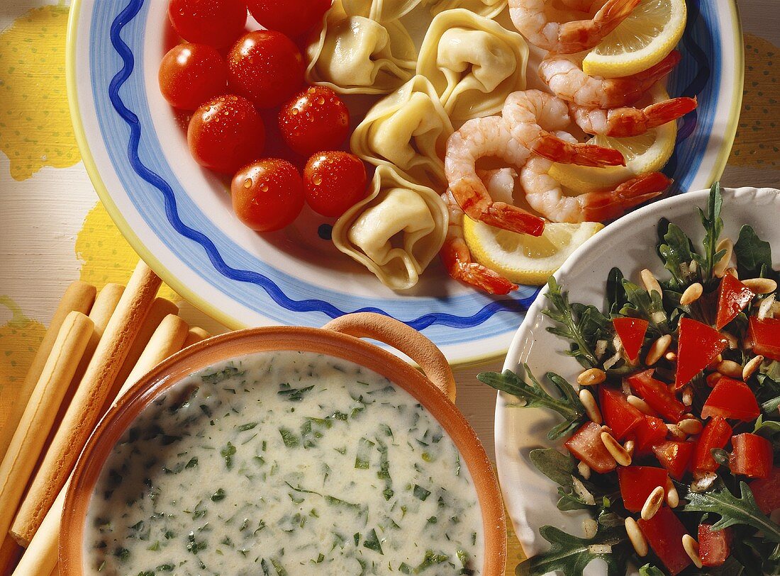 Cheese & tortellini fondue & shrimps, tomatoes, rocket salad