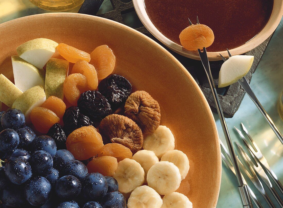 Dunkles Schokoladenfondue mit Trockenfrüchten & frischem Obst