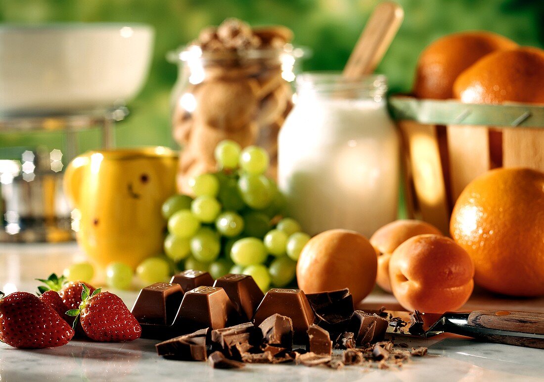 Stillleben mit Obst, Früchten, Schokolade, Milch u.a.