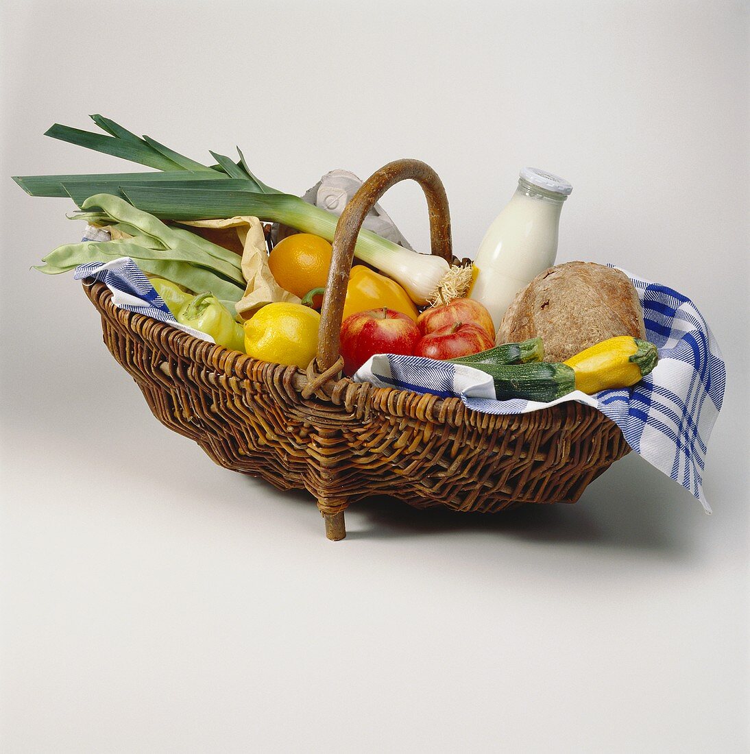 Gemüse, Früchte, Milch und Brot in einem Korb