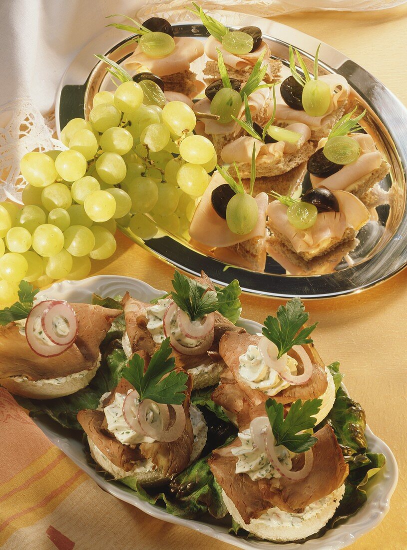 Puten-Canapés mit Trauben & Roastbeef-Canapés mit Frischkäse