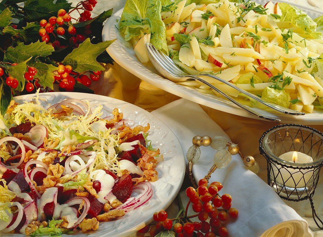 Frisee mit roten Beten, Walnüssen & Kartoffelsalat mit Äpfeln