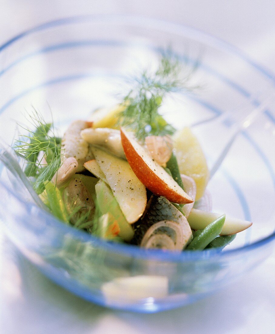 Heringssalat mit Bohnen, Äpfeln und Dill in Glasschale