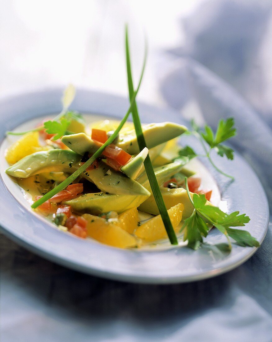 Avocadospalten mit Tomaten-Orangen-Dressing und Kapern