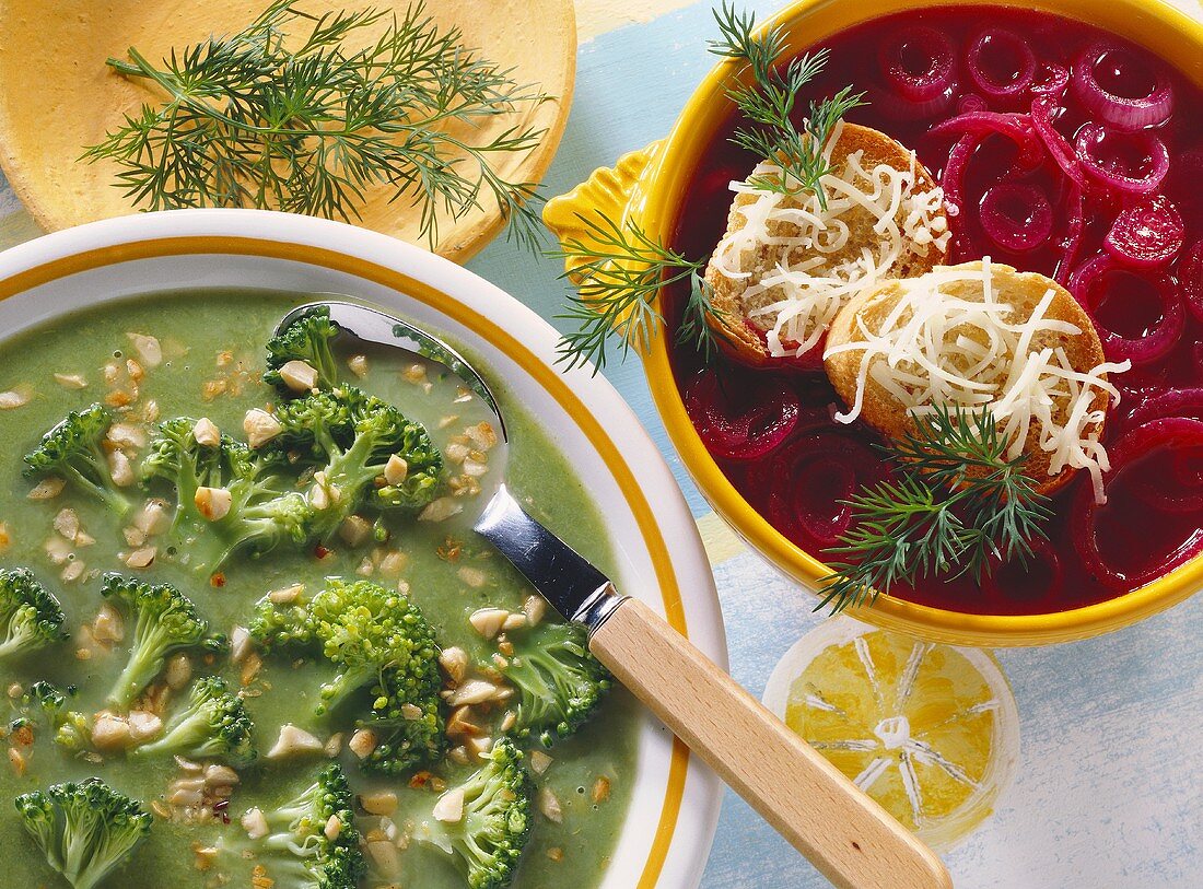 Brokkoli-Erdnuss-Suppe und rote Zwiebelsuppe mit roten Beten