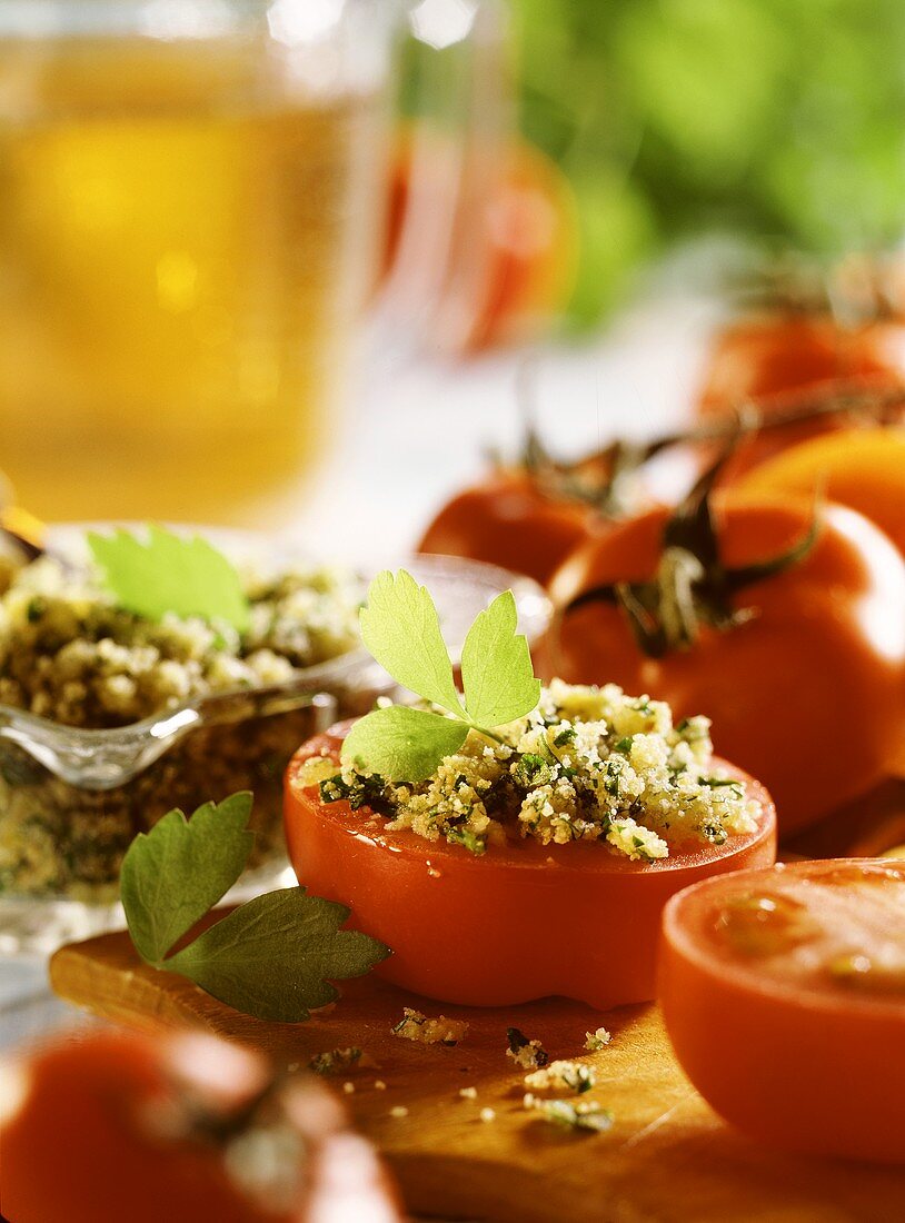 Tomaten mit Couscousfüllung und Petersilie