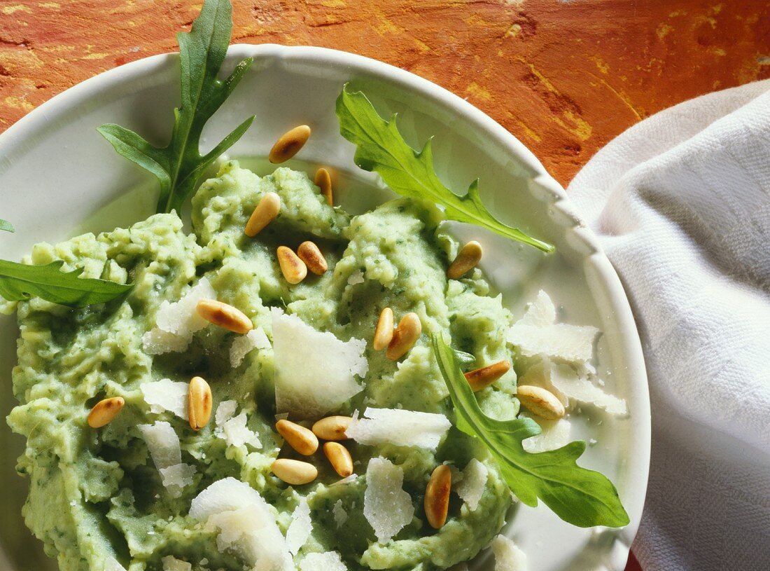 Rucola-Kartoffelpüree mit Pinienkernen und Parmesanspänen