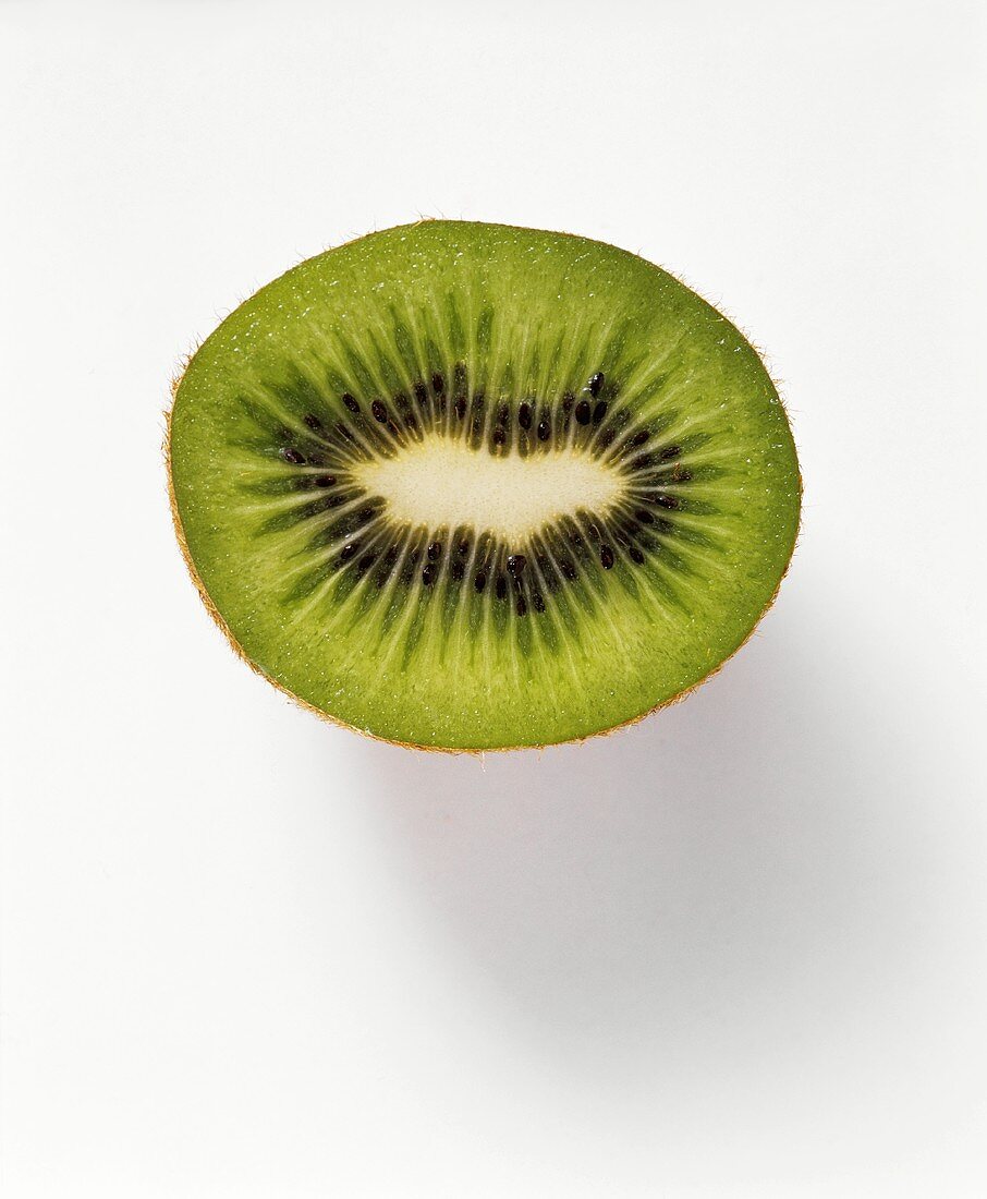 Halbierte Kiwi, auf Unterseite liegend