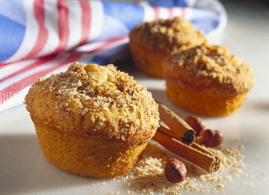 Zimt-Muffins mit Haselnüssen und Zimtstangen