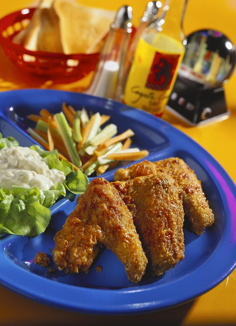 Chicken Wings mit Käsedip und Sellerie-Möhrenstiften