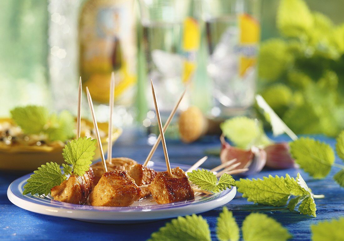 Putenbrustwürfel auf Holzspiesschen mit Zitronenmelisse