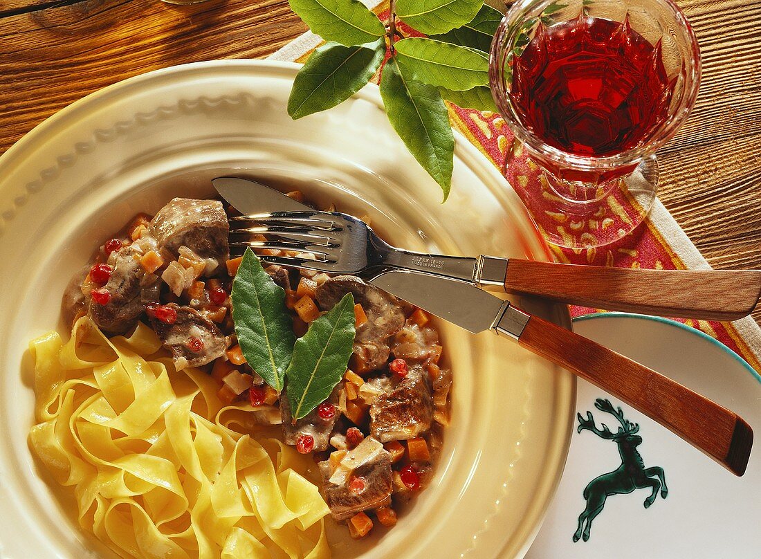 Steirisches Hirschragout mit Wurzelgemüse & Bandnudeln