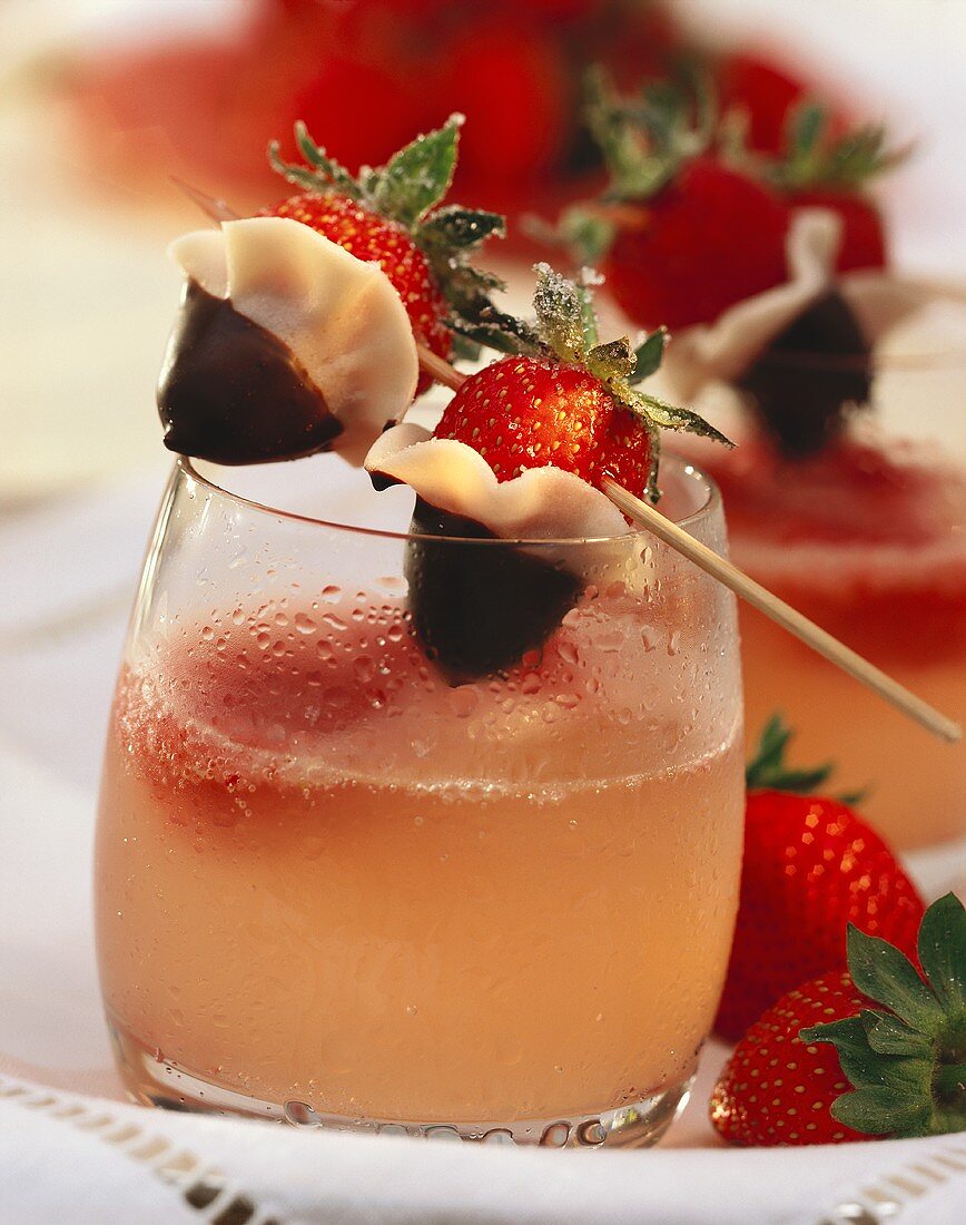 Strawberry Dream (Cocktail mit Erdbeer-Schoko-Spiesschen)