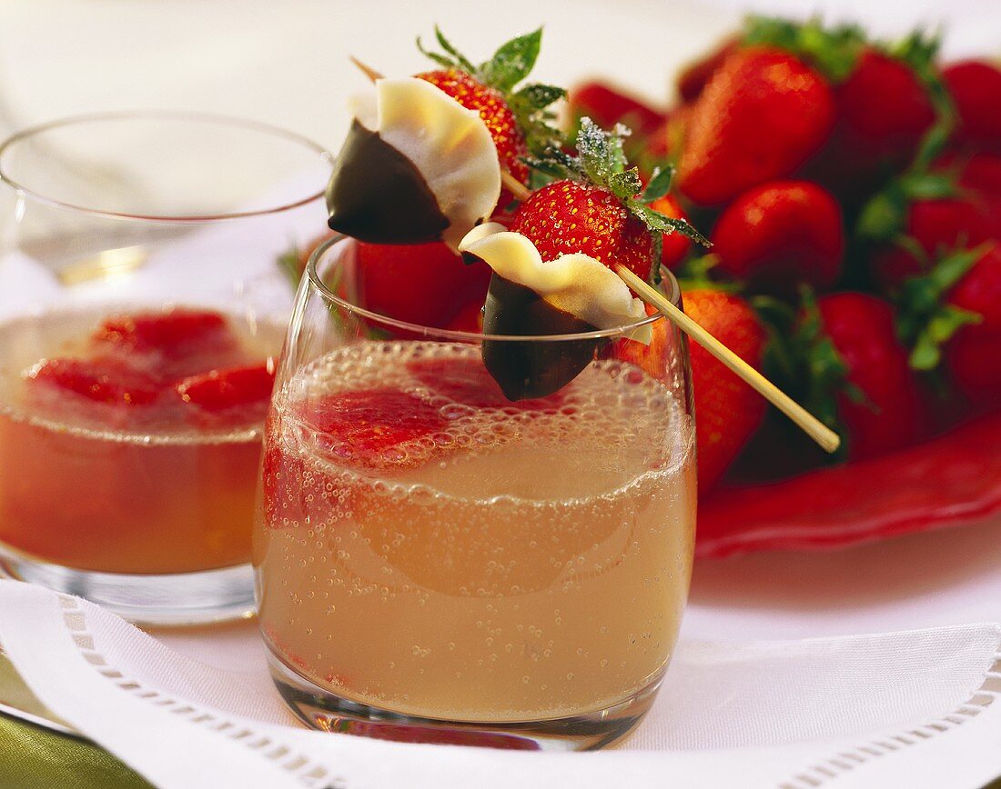 Strawberry Dream (Cocktails mit Erdbeer-Schoko-Spiesschen)