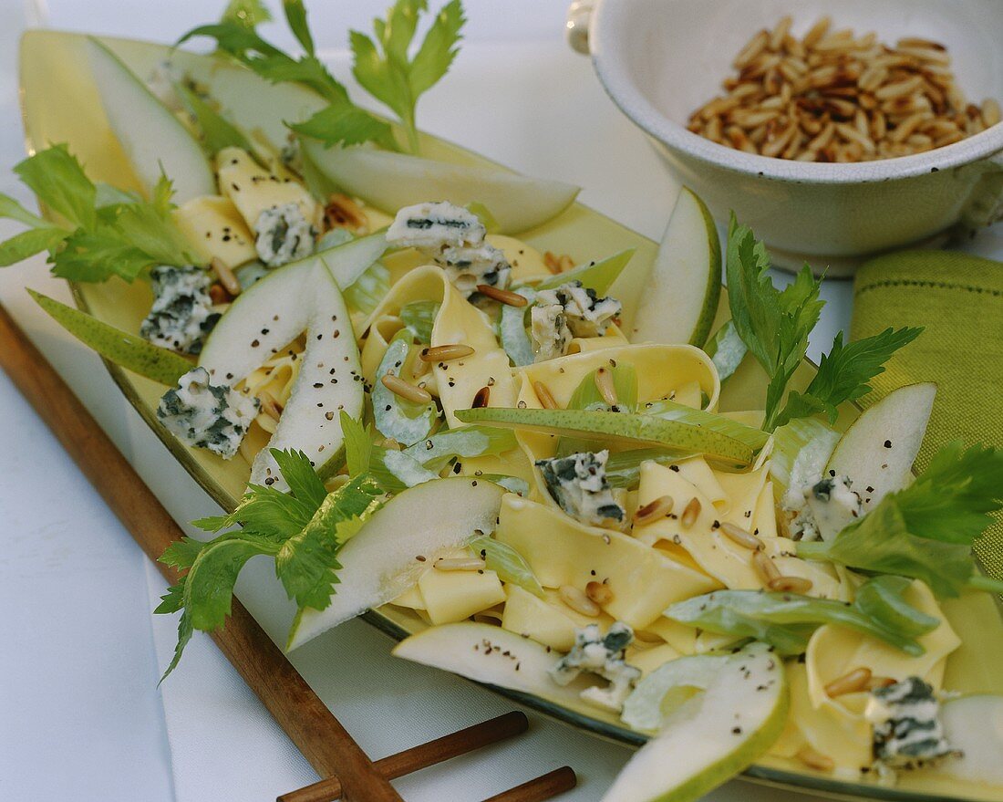 Pasta mit Bleichsellerie, Gorgonzola, Birnen, Pinienkernen