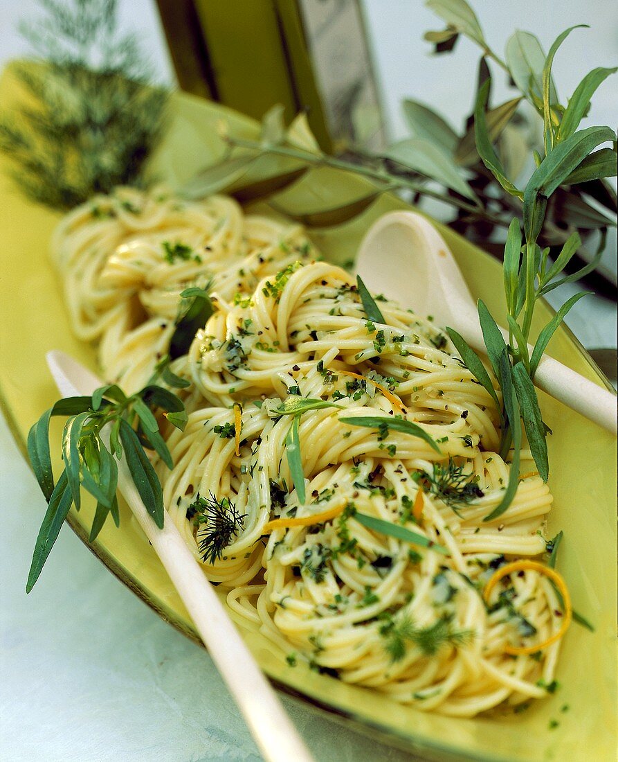 Spaghetti alle erbe (Nudeln mit frischen Kräutern)