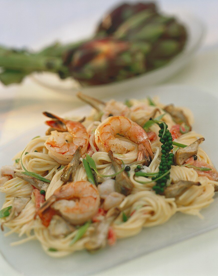 Spaghetti with shrimps, artichokes and green pepper