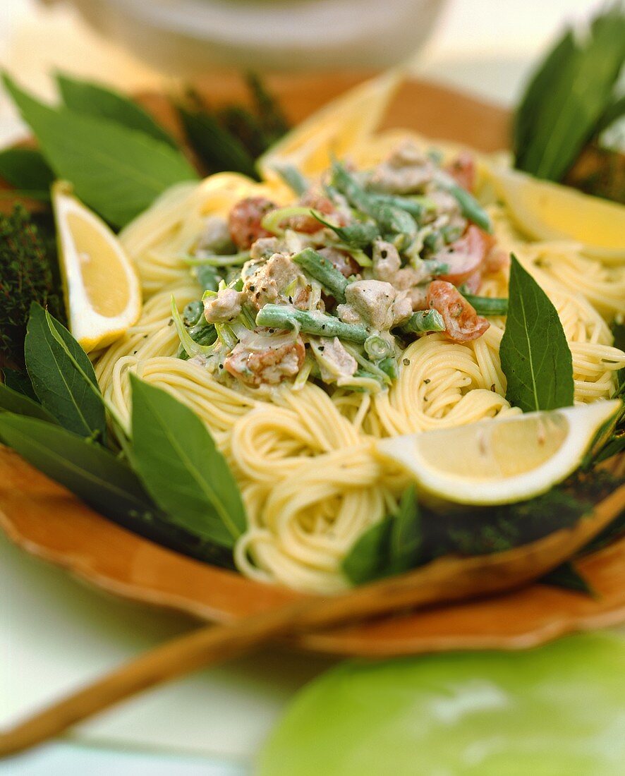 Spaghetti al tonno (mit Thunfisch, grünen Bohnen, Tomaten)