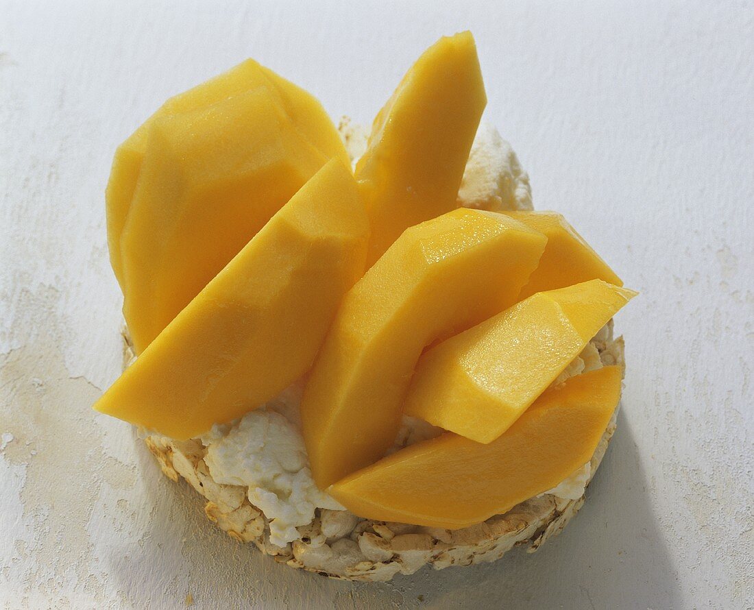 Rice wafer with papaya and low-fat quark