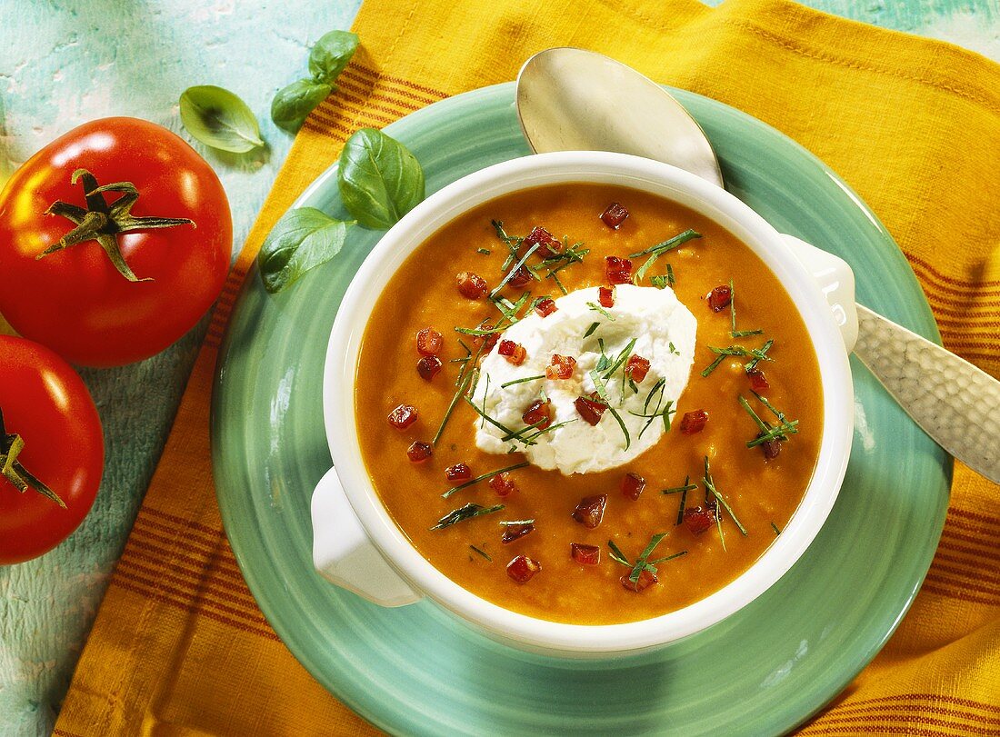 Tomaten-Kartoffel-Suppe mit Speck, Sahne & Basilikumstreifen