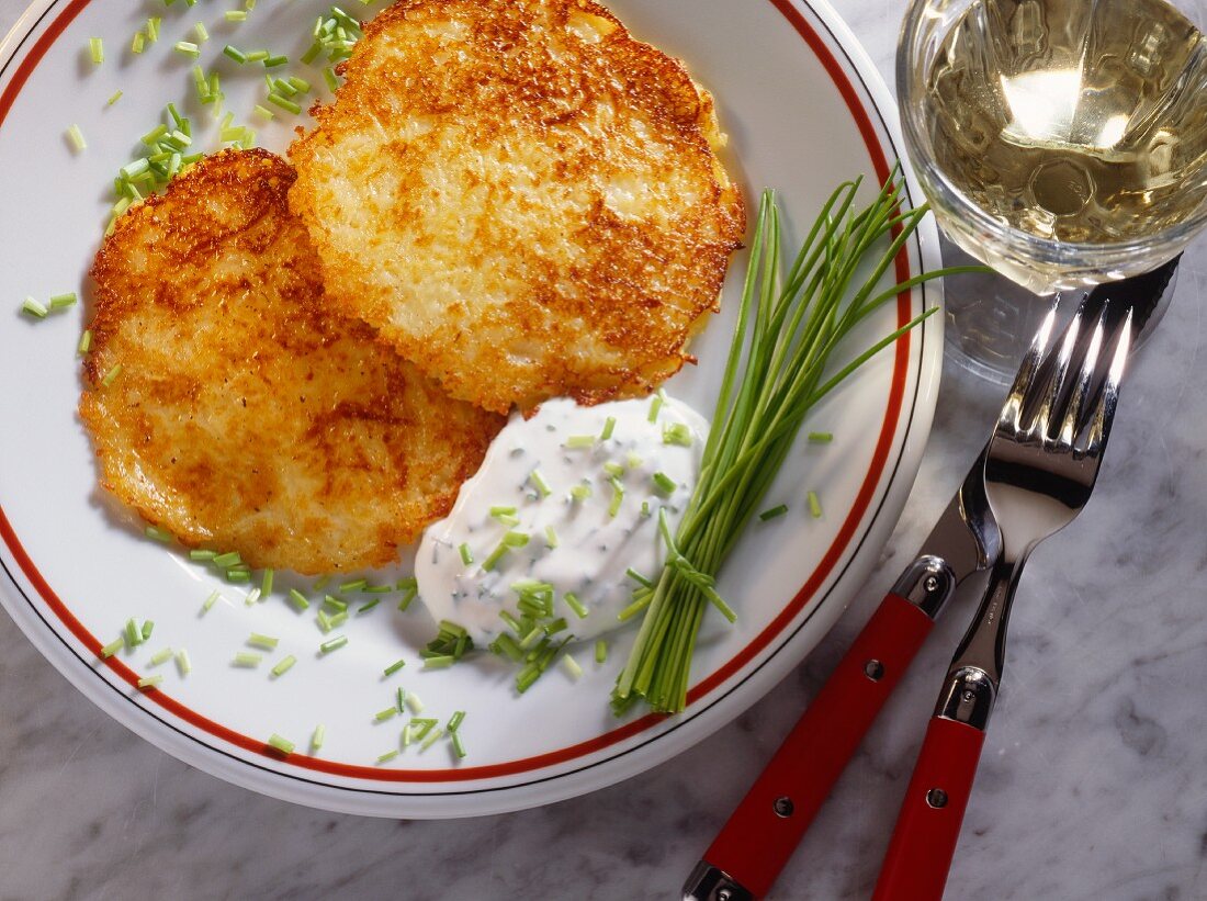 Kartoffelpuffer mit Apfel, Zwiebel & Schnittlauchsauce