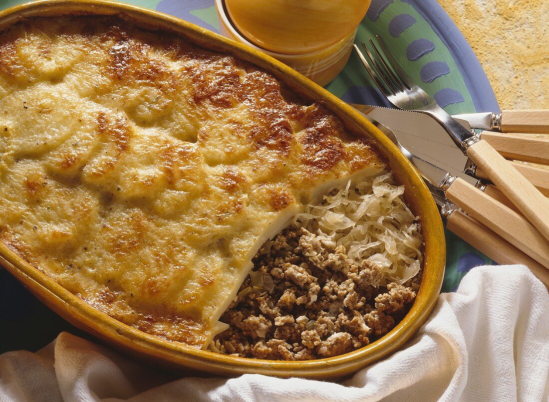 Kartoffel-Hackfleisch-Auflauf mit Sauerkraut in Auflaufform