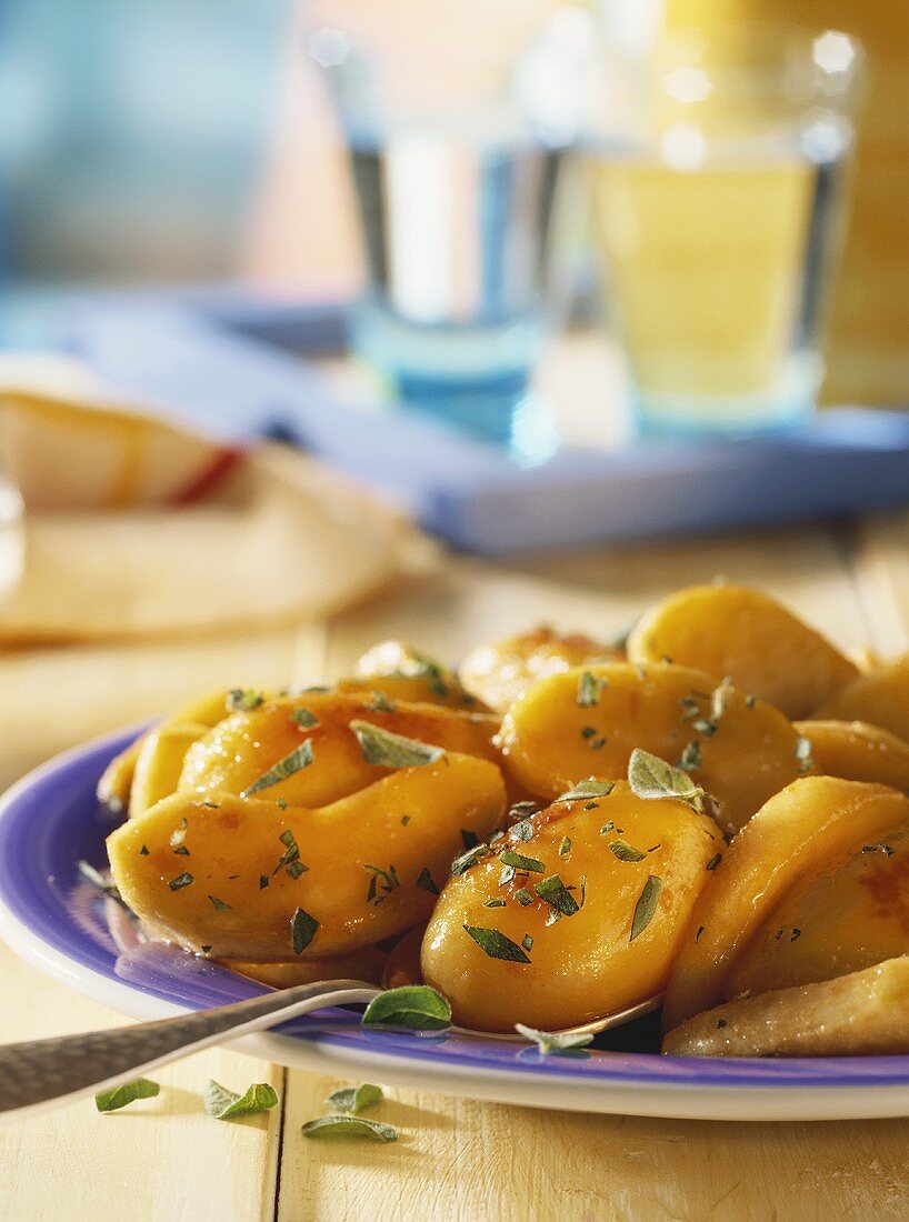 Caramelised potatoes with apples and fresh marjoram