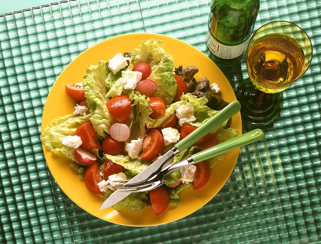 Griechischer Salat mit Tomaten, Schafskäse & Radieschen