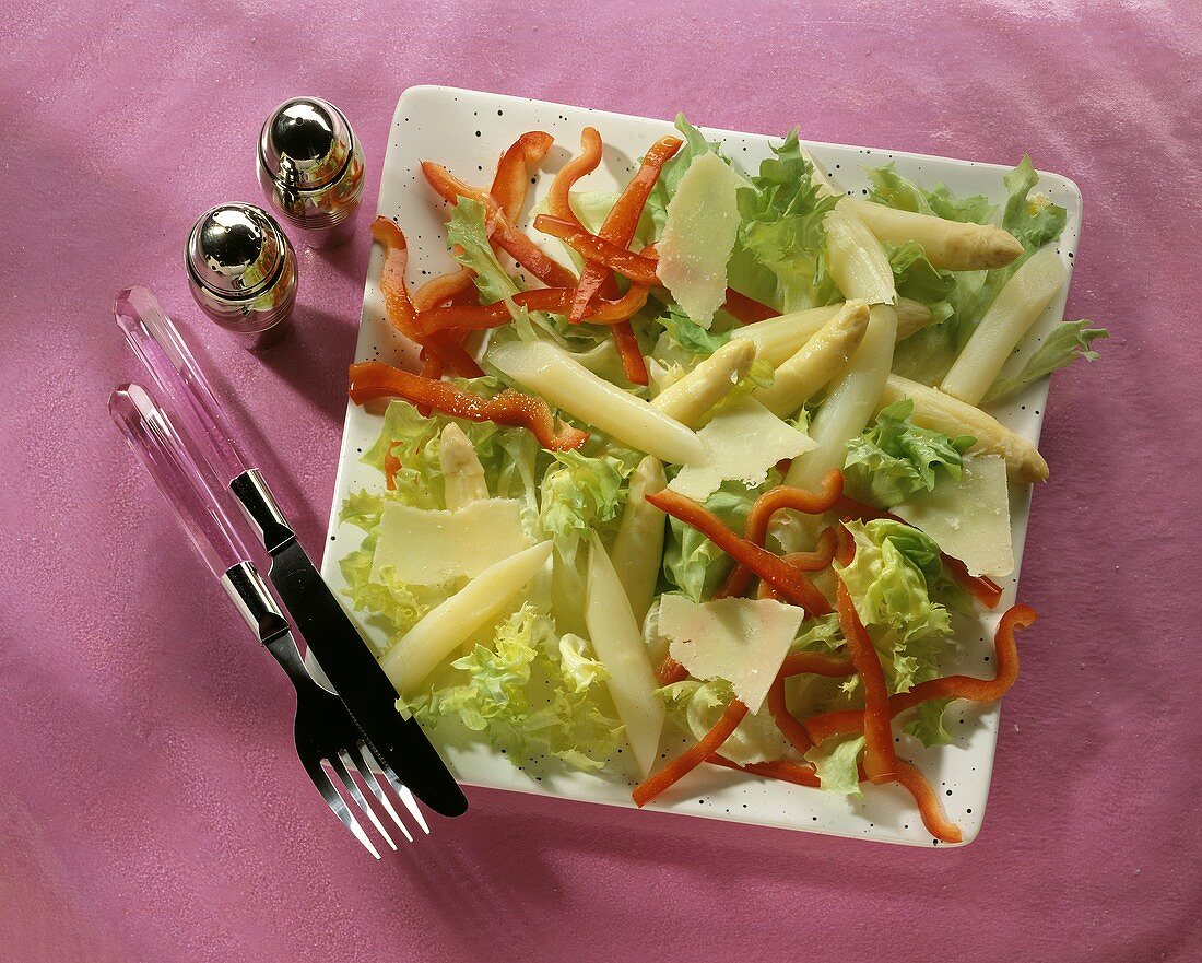 Novita-Salat mit weißem Spargel, Paprika & Parmesanspänen