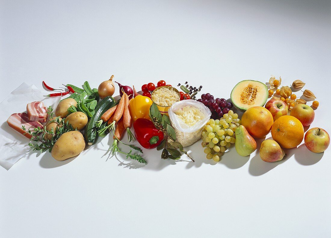 Stillleben mit Gemüse, Sauerkraut, Speck, Obst & Früchten
