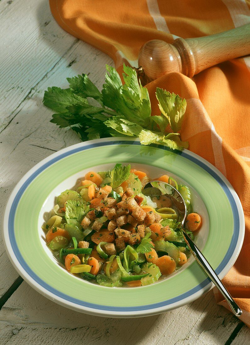 Gemüseeintopf mit Croûtons auf Teller; Deko: Pfeffermühle
