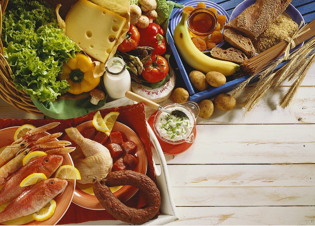 Stillleben mit Fisch, Fleisch, Gemüse, Brot & Milchprodukten