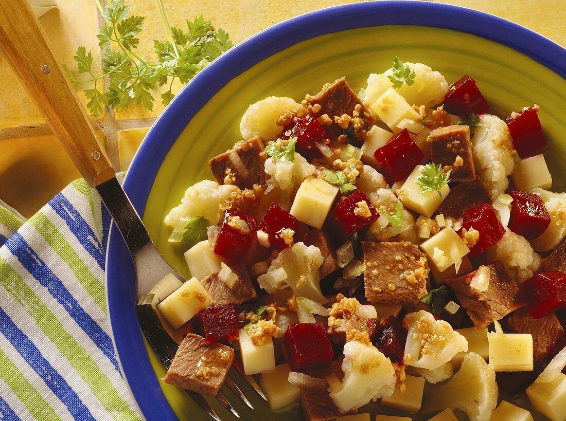Beef & vegetable salad with beetroot, cauliflower & cheese