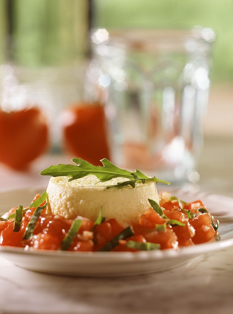 Eier-Käse-Flan auf Tomatensalat mit Rucola