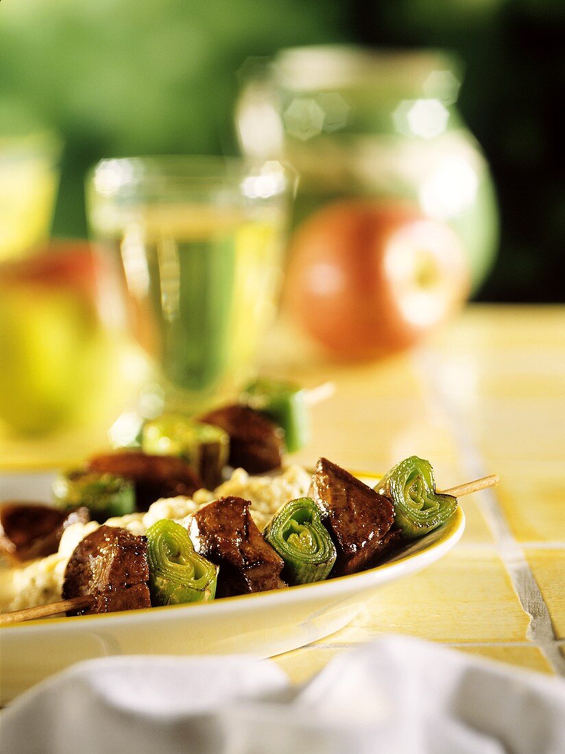 Turkey liver kebabs with leeks and apple sauce