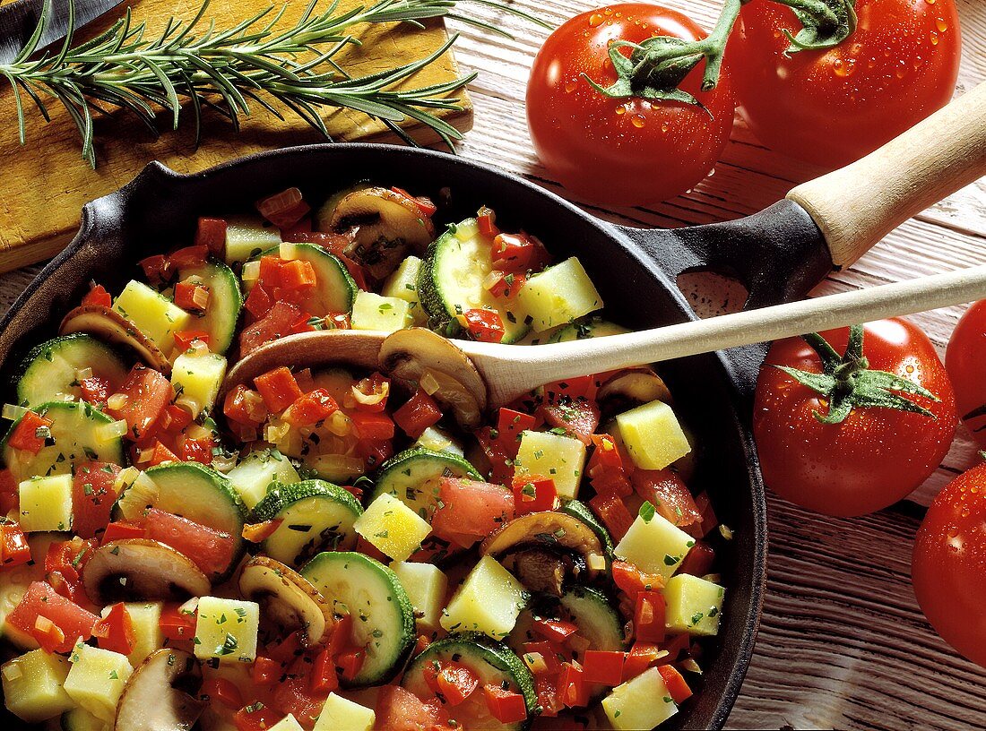 Bunter Gemüseeintopf mit Tomaten, Zucchini, Kartoffeln u.a.