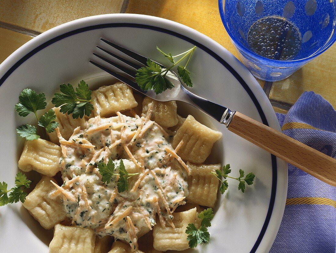 Kartoffelgnocchi mit Käsesauce & geraspelten Möhren