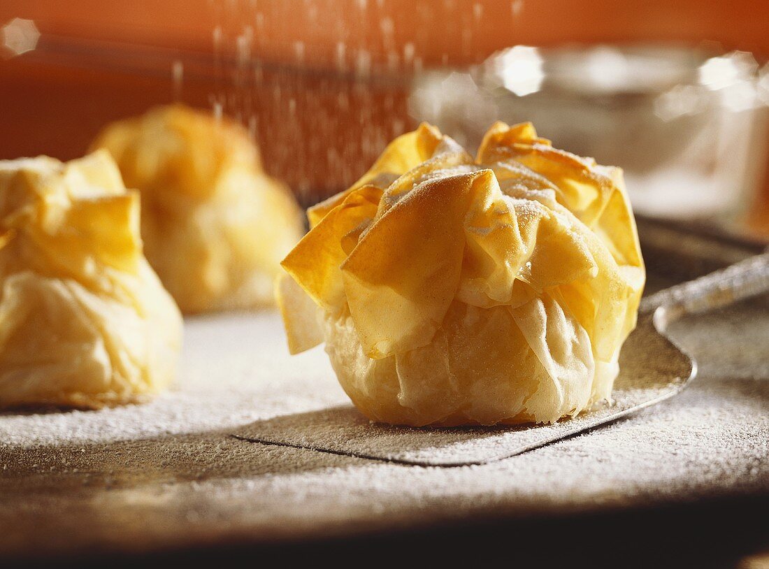 Strudelpäckchen mit Aprikosenfüllung,von Puderzucker bestreut