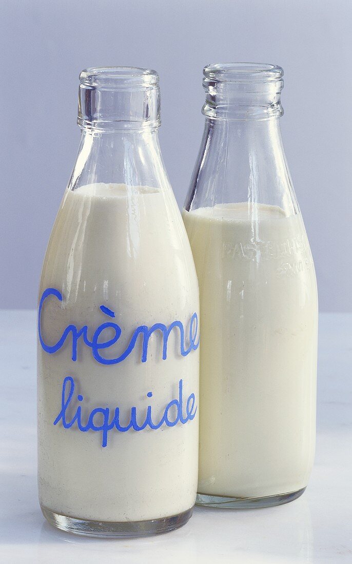 Sahne (Creme liquide) in zwei Glasflaschen