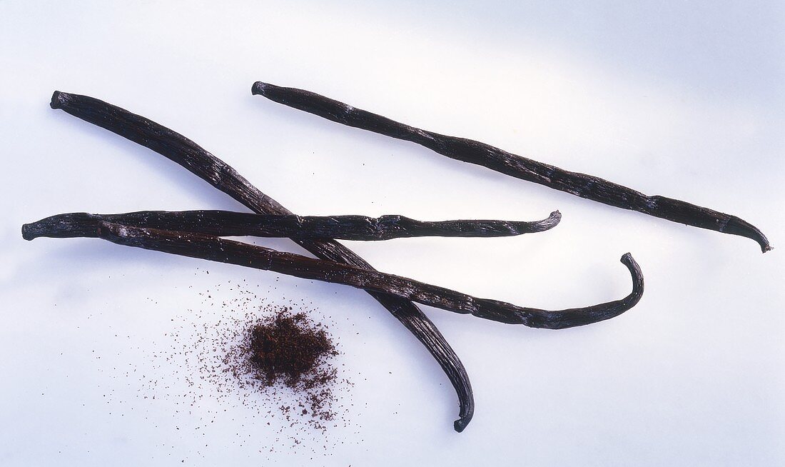 Four vanilla pods and a heap of vanilla pulp