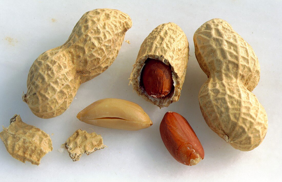 Erdnüsse, ganz, halbiert, geschält und ungeschält
