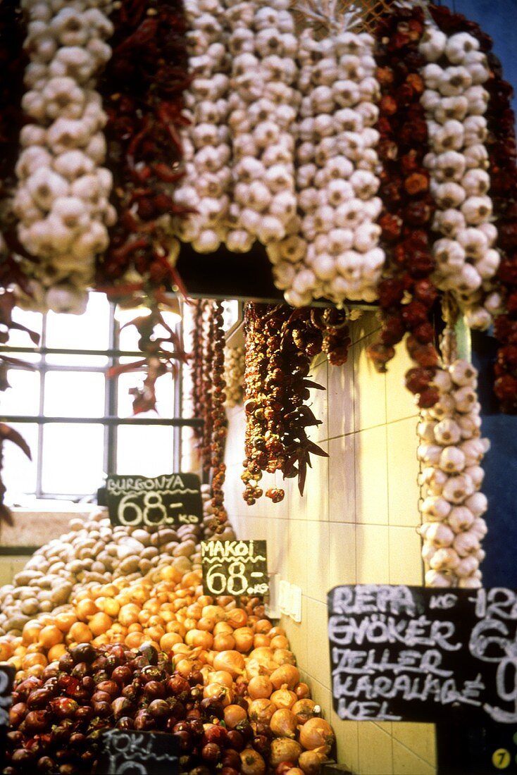 Knoblauch und Zwiebeln auf einem Marktstand in Budapest