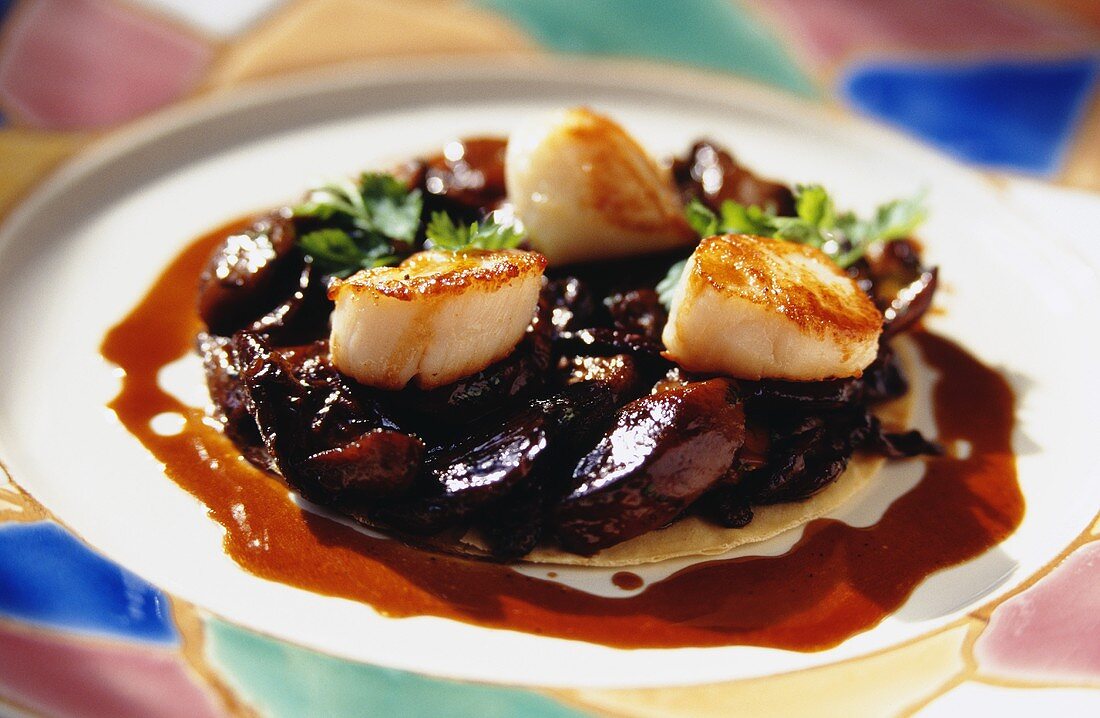 Gebratene Jakobsmuscheln auf Steinpilzen mit Sauce