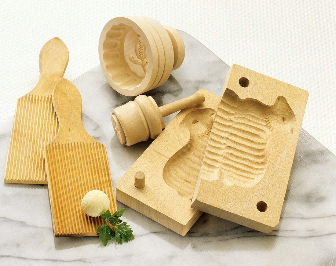 Verschiedene Holzmodeln zum Formen von Butter