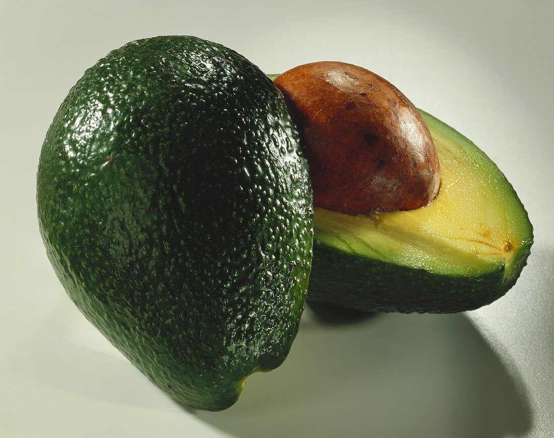 Avocado, halbiert, mit Kern