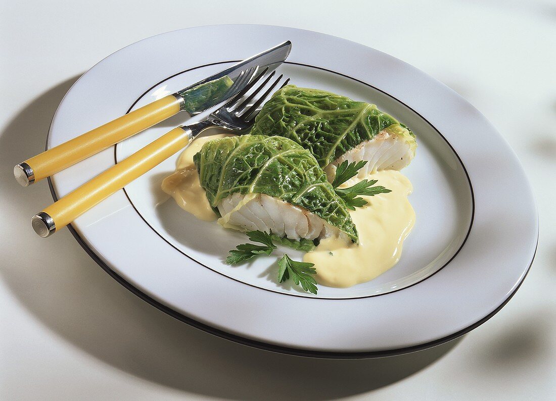 Fischpäckchen (Kabeljau in Wirsing) mit Sauce Hollandaise