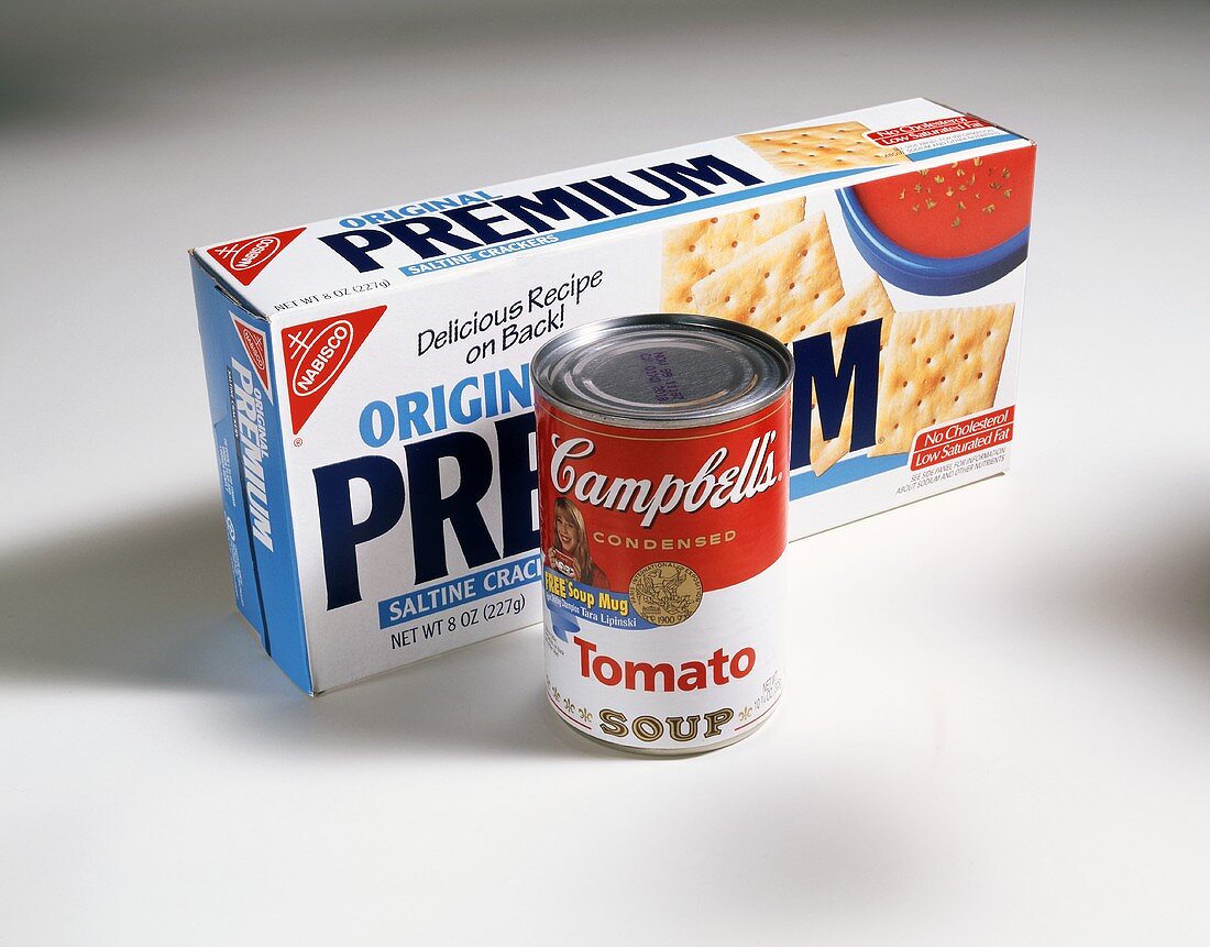 Eine Dose Campbells Tomato Soup und Cracker in Verpackung